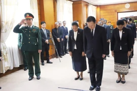 Phó Chủ tịch Quốc hội Lào Chaleun Yiapaoher và đoàn dành phút mặc niệm tưởng nhớ Tổng Bí thư Nguyễn Phú Trọng. (Ảnh: Xuân Tú/TTXVN)