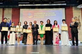 Trao chứng chỉ cho các doanh nghiệp có nhiều đóng góp vào sự lan tỏa tinh thầnVăn hóa doanh nghiệp Việt Nam. (Ảnh: Nguyễn Thu Hà/TTXVN)