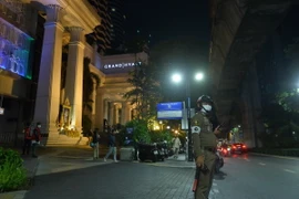 Cảnh sát được triển khai bên ngoài khách sạn Grand Hyatt Erawan ở Bangkok, Thái Lan, nơi phát hiện thi thể người Việt, ngày 16/7/2024. (Ảnh: THX/TTXVN)