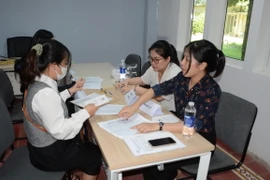 Người lao động tham gia phỏng vấn trong Ngày hội việc làm. (Ảnh: Văn Dũng/TTXVN)