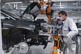 Công nhân làm việc tại nhà máy của hãng ô tô Volkswagen ở Zwickau, miền Đông Đức. (Ảnh: AFP/TTXVN)