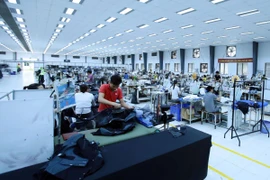 Sản xuất các mặt hàng may mặc xuất khẩu tại Công ty TNHH Kydo Việt Nam có vốn đầu tư Hàn Quốc (Khu công nghiệp Phố nối A, Hưng Yên). (Ảnh: Phạm Kiên/TTXVN)