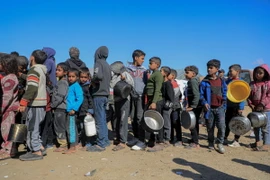 Trẻ em xếp hàng chờ được phát thực phẩm cứu trợ tại Rafah, Dải Gaza. (Ảnh: THX/TTXVN)