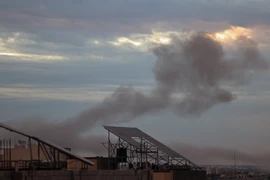 Khói bốc lên sau cuộc không kích của Israel xuống thành phố Rafah, Dải Gaza ngày 13/2. (Ảnh: AFP/TTXVN)