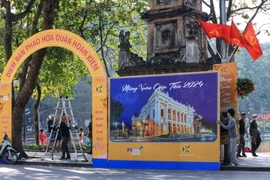 Thủ đô Hà Nội trang hoàng rực rỡ cờ hoa đón chào Năm mới