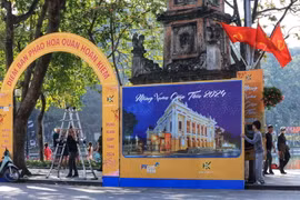 Thủ đô Hà Nội trang hoàng rực rỡ cờ hoa đón chào Năm mới