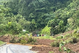 Hiện trường vụ lở đất trên tuyến đường giữa Quibdo và Medellin, quận Choco, Colombia ngày 12/1. (Ảnh: AFP/TTXVN)