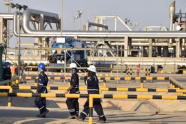 Công nhân làm việc tại nhà máy chế biến dầu thô Abqaiq thuộc Tập đoàn Saudi Aramco. (Ảnh: AFP/TTXVN)