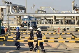 Công nhân làm việc tại nhà máy chế biến dầu thô Abqaiq thuộc Tập đoàn Saudi Aramco. (Ảnh: AFP/TTXVN)