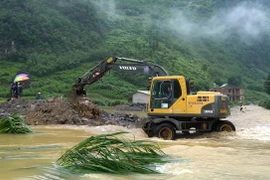 Lực lượng chức năng huyện Mèo Vạc (Hà Giang) triển khai khắc phục hậu quả mưa lụt. (Ảnh: TTXVN phát)