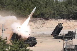 Tên lửa được phóng từ Hệ thống tên lửa chiến thuật Lục quân (ATACMS) tầm xa của Mỹ. (Ảnh: AFP/TTXVN)