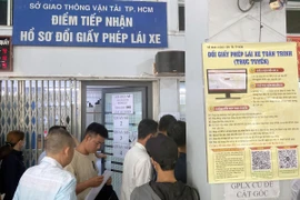 Người dân đến làm thủ tục cấp đổi giấy phép lái xe. (Ảnh: TTXVN phát)