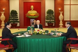 Tổng Bí thư Nguyễn Phú Trọng cùng Chủ tịch Đảng Nhân dân Campuchia, Thủ tướng Campuchia Hun Sen và Tổng Bí thư, Chủ tịch nước Lào Thongloun Sisoulith tại Cuộc gặp cấp cao Việt Nam-Campuchia-Lào (Hà Nội, 26/9/2021). (Ảnh: Trí Dũng/TTXVN)