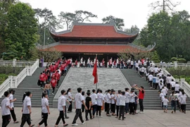 Học sinh Thủ đô Hà Nội và các tỉnh lân cận trước nhà tưởng niệm Chủ tịch Hồ Chí Minh trong khu di tích K9 Đá Chông (Ba Vì, Hà Nội). (Ảnh: Trần Việt/TTXVN)