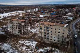 Một toà chung cư bị phá hủy trong xung đột tại Izyum thuộc vùng Kharkiv (Ukraine). (Ảnh: AFP/TTXVN)