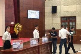 Với hình thức đấu giá từng thửa đất, bỏ giá 1 vòng để xác định người trúng bỏ giá cao nhất, sau khi trả giá, khách hàng nộp Phiếu trả giá vào hòm phiếu theo đúng quy định của đơn vị tổ chức. (Ảnh: Minh Nghĩa/TTXVN)
