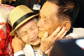 Giây phút đoàn tụ của thành viên các gia đình ly tán trong chiến tranh Triều Tiên tại khu nghỉ dưỡng núi Kumgang ngày 20/8/2018. (Ảnh: Yonhap/TTXVN)