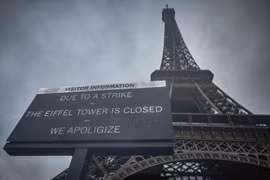 Bảng thông báo về việc đóng cửa tháp Eiffel tại Paris, Pháp ngày 19/2. (Ảnh: AFP/TTXVN)