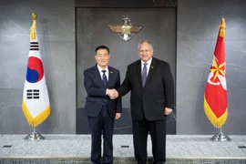 Bộ trưởng Quốc phòng Hàn Quốc Shin Won-sik (trái) và Bộ trưởng Hải quân Mỹ Carlos Del Toro. (Nguồn: Yonhap)