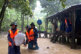 Bộ đội Biên phòng tỉnh Quảng Bình giúp người dân xã Kim Thủy, huyện Lệ Thủy vận chuyển tài sản ra khỏi vùng bị ngập sâu. (Ảnh: TTXVN phát)