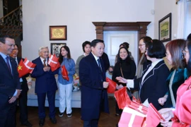 Cán bộ, nhân viên Đại sứ quán và đại diện cộng đồng người Việt tại Đan Mạch chào đón Phó Thủ tướng Trần Hồng Hà. (Ảnh: Báo Điện tử Chính phủ)