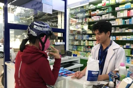 Người dân đến mua thuốc tại một cửa hàng thuộc hệ thống Pharmacity. (Ảnh: Đinh Hằng/ TTXVN)