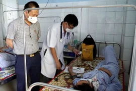 Thăm khám, điều trị các bệnh nhân mắc sốt xuất huyết tại tỉnh Quảng Bình. (Ảnh: Nguyễn Hoàng/TTXVN phát)