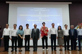 Các lãnh đạo sở ban ngành thành phố Đà Nẵng chụp ảnh cùng đại diện Công ty TNHH Dentium (Hàn Quốc). (Ảnh: Quốc Dũng/TTXVN)