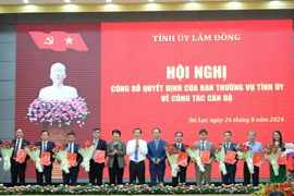 Lãnh đạo Tỉnh ủy, Ủy ban Nhân dân tỉnh Lâm Đồng tặng hoa chúc mừng 11 cán bộ được điều động, bổ nhiệm giữ chức vụ mới. (Ảnh: Nguyễn Dũng/TTXVN)