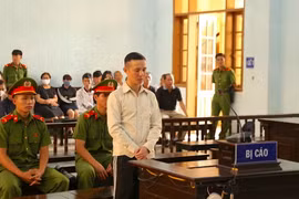 Bị cáo Đinh Tiến Bình bị tuyên phạt 10 năm tù giam về tội “Vi phạm quy định về tham gia giao thông đường bộ”. (Ảnh: Quang Thái/TTXVN)