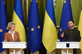 Chủ tịch Ủy ban châu Âu (EC), bà Ursula von der Leyen (trái) và Tổng thống Ukraine Volodymyr Zelensky (phải) tại cuộc họp báo chung ở Kiev, ngày 2/2/2023. (Ảnh: AFP/TTXVN)