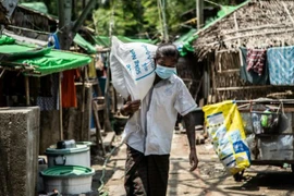 Một người dân Myanmar mang số lương thực được phân phát về nhà. (Ảnh minh họa. Nguồn: WFP)