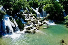 Trong khu vực Công viên địa chất toàn cầu non nước Cao Bằng được UNESCO công nhận có rất nhiều thắng cảnh đẹp, trong đó có thác nước Bản Sầm ở thị trấn Hòa Thuận, huyện Quảng Hòa. (Ảnh: TTXVN phát)