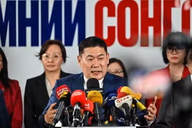 Thủ tướng Mông Cổ, ông Luvsannamsrain Oyun-Erdene (phía trước) trong cuộc họp báo tuyên bố chiến thắng của đảng MPP tại thủ đô Ulaanbaatar, ngày 29/6. (Ảnh: Aaljazeera.com/TTXVN)