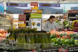 Người dân mua sắm tại siêu thị ở San Mateo, California, Mỹ. (Ảnh: THX/TTXVN)