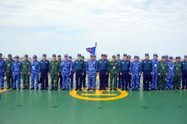 Lực lượng tuần tra hai nước chụp ảnh lưu niệm trên tàu CSB 8004. (Ảnh: TTXVN phát)