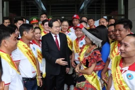 Chủ tịch Quốc hội Trần Thanh Mẫn với đại biểu người hiến máu tình nguyện tiêu biểu toàn quốc năm 2024. (Ảnh: Thống Nhất/TTXVN)