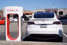 Ôtô điện của hãng Tesla tại bãi đỗ xe ở San Bruno, California, Mỹ. (Ảnh: THX/TTXVN)