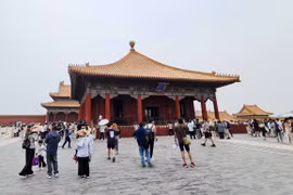 Du khách tham quan Tử Cấm Thành. (Ảnh: Công Tuyên/TTXVN)