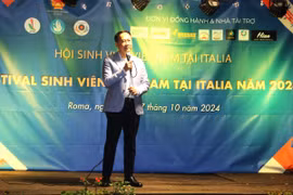 Đại sứ Việt Nam tại Italy Dương Hải Hưng phát biểu tại Festival sinh viên Việt Nam tại Italia 2024. (Ảnh: Thanh Hải/TTXVN)