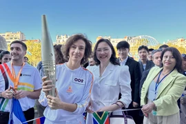 Tổng giám đốc UNESCO, bà Audrey Azoulay và Đại sứ Nguyễn Thị Vân Anh, đại diện thường trực của Việt Nam bên cạnh UNESCO trong buổi lễ đón đuốc Paralympic tại trụ sở UNESCO, sáng 28/8. (Ảnh: Thu Hà/TTXVN)