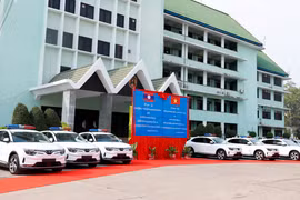 Hình ảnh một số ôtô trong số 20 chiếc được viện trợ để cho Lào để phục vụ công tác bảo vệ Hội nghị cấp cao ASEAN 44-45 và các hội nghị liên quan. (Ảnh: Phạm Kiên/TTXVN)