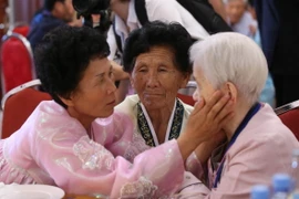 Cụ bà Hàn Quốc (phải) đoàn tụ với người thân Triều Tiên tại khu nghỉ dưỡng Núi Kumgang, Triều Tiên ngày 22/8/2018. (Ảnh: AFP/TTXVN)