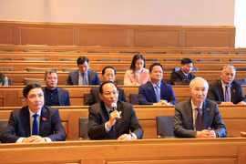 Đoàn đại biểu Quốc hội Việt Nam làm việc tại trụ sở Quốc hội bang Bern. (Ảnh: Anh Hiển/TTXVN)