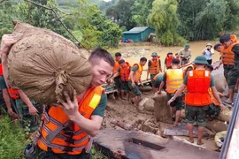 Lực lượng bộ đội gia cố những vị trí xung yếu đề phòng lũ quét tiếp tục xảy ra. (Ảnh: TTXVN phát)