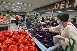 Người dân mua sắm tại siêu thị ở Glendale, California, Mỹ. (Ảnh: AFP/TTXVN)