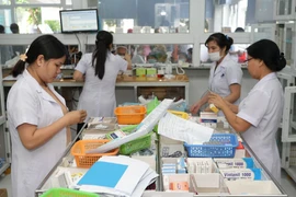 Cấp phát thuốc cho bệnh nhân. (Ảnh minh họa. Minh Phú/TTXVN)