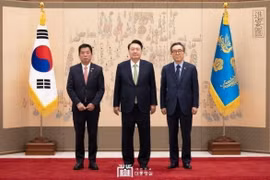 Tổng thống Hàn Quốc Yoon Seok Yeol và Bộ trưởng Ngoại giao Cho Tae Yul tiếp Đại sứ Vũ Hồ. (Ảnh: Văn phòng Tổng thống Hàn Quốc/TTXVN phát)