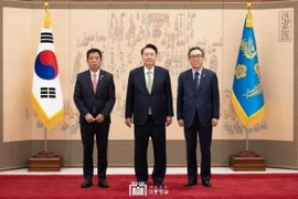 Tổng thống Hàn Quốc Yoon Seok Yeol và Bộ trưởng Ngoại giao Cho Tae Yul tiếp Đại sứ Vũ Hồ. (Ảnh: Văn phòng Tổng thống Hàn Quốc/TTXVN phát)