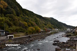 Thị trấn Amagase Onsen chạy dọc theo hai bên bờ sông Kusu. (Ảnh: Nguyễn Tuyến-Xuân Giao/Vietnam+)